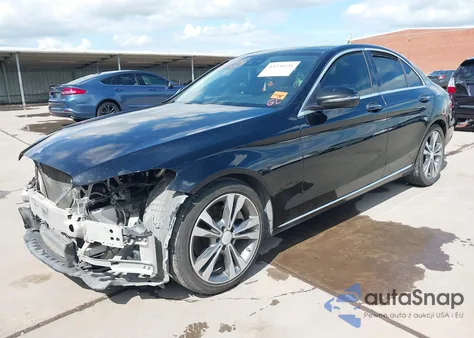 2016 Mercedes-Benz C 300 z USA, uszkodzony, nr VIN WDDWF4JB0GR143896